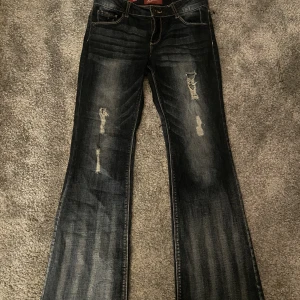 Snygga låg midjade bootcut jeans💗 - Jätte snygga jeans men dom är tyvärr för små, bra skick och är låg midjade, köpta i usa💗 snygg färg och väldigt bra passform💋😻 med mäsket Arizona😍frakten ingår inte😁