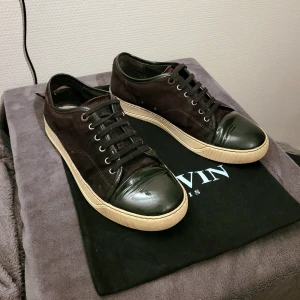 Lanvin skor - Riktigt feta vinröda lanvin skor. cond 6/10, därav det låga priset! Dustbag ingår!