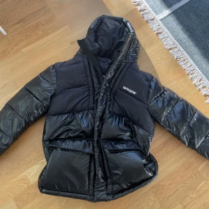 Sixht june  - Jacka från Sixth June - Tillverkad av 100% nylon. Foder av 100% nylon. Fyllning av 100% polyester Knappt använd som ny   - Försluts med dold dragkedja samt kardborre framtill - Luva med dragsko - Två fickor som försluts med kardborre framtill  