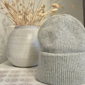 Mössa - Stilrena, fluffiga mössor i ullblandning till ett bra pris!💞 Helt oanvända såklart då vi är ett UF företag🫶🏻Om du har några frågor är det bara att kontakta oss