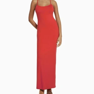 maxi klänning - Säljer denna klänning från bershka i storlek XS. Säljer pga kpmmer ej till användning. Använt någon enstaka gång men är i fint skick. Köpt för 259, säljer för 150kr❤️