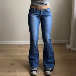 Så snygga lågmidjade vintage jeans med bootcut. Jag är 166cm. Midjemåttet är 78cm och innerbenslängden är 77cm. 
