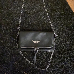 zadig väska - säljer min zadigväska som jag inte längre använder❤️den är i fint skick skriv för föer frågor eller bilder, jag köpte den på plick så har inte äktighetsbevis