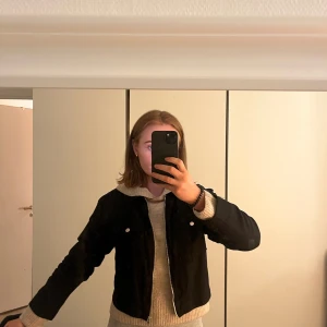 Jacka från  Lindex - Tunn jacka, mer som kofta, från Lindex i storlek S. Bra skick.