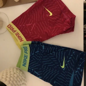 Nike sportshorts - Hotpans från Nike i str xs, både rosa och blåa, super sköna och fin kvalitet!