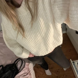 mysig stickad tröja  - en jättemysig stickad tröja ifrån gina tricot!! bra skick