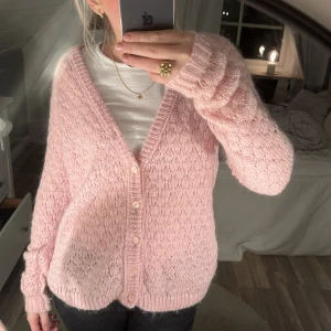 Kofta  - Säljer min så söta rosa kofta. Köpt på secondhand💕lite stickigt material men annars så skön! Jag är 168 och brukar ha i vanliga fall s/m och den sitter bra på mig🤞