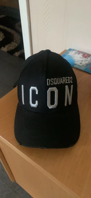 Dsquared keps - Dsq keps som knappt är använd och är i väldigt bra skick och är helt fräsch.