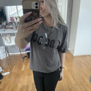 Acdc t shirt - Vintage ac/dc t-shirt, storlek M❤️ köparen står alltid för frakten, om du har fler frågor så är det bara att skriva❤️