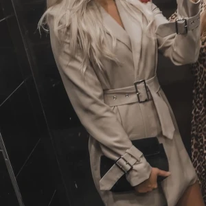 Blazer dress  - Blazer dress från NA-KD,använt bara en gång. Storlek 34,men skulle passar 36 också 🌸