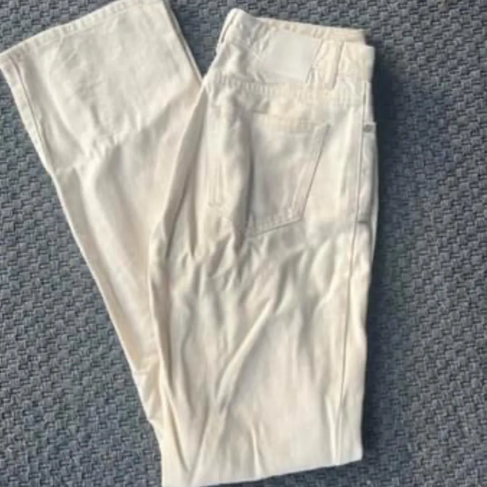 Super fina vita jeans som är helt nya💞inte kunnat använda de då de är för små och hann ej skicka tillbaks. Jeans & Byxor.