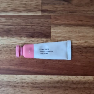 Cloud Paint "Puff" blush - Cloud Paint blush i färgen "Puff" från Glossier. Använd men finns mer än hälften kvar, väldigt dryg. Säljer pga har andra färgen hag använder.