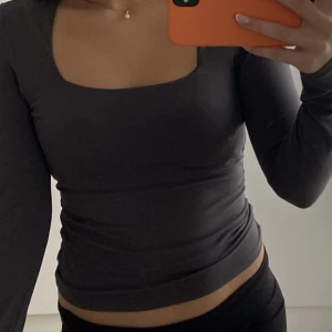 Mörkgrå tröja - Jätte fin och älskar färgen men har inte kommit till användning och därav säljer jag den! Aldrig använt💗