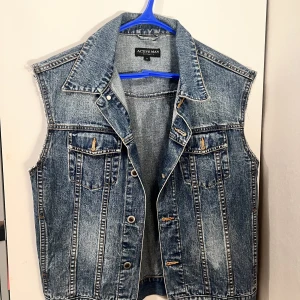 Jeans väst - Jätte fin jeans Väst passar för de mesta. Som ny aldrig använd endast testad.