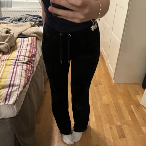 Juicy couture mjukisbyxor  - Säljer mina juicy couture mjukisbyxor i storlek small, då de inte används. Det står juicy över hela rumpan i diamanter. Använda 1 gång, inga defekter. Nypris 1200 kr men säljer för 950. Fråga gärna om du vill ha fler bilder🫶🏼🫶🏼