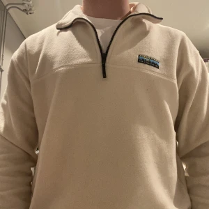 Fleece halfzip - Säljer nu min väldigt snygga halfzip tröja. Passar perfekt nu till vinter eftersom den håller en varm, rekommenderar den i fjällen. Nypris 649