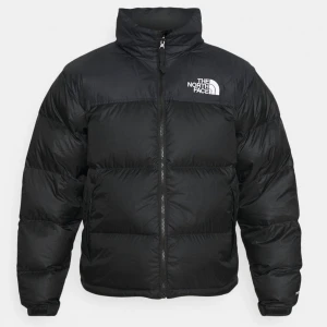 North Face Jacka - 10/10 skick, köptes för ca 3 år sedan men använd i endast en säsong. Storlek Xs i killstorlek ger mig som bär xs/s en oversized fit. Passar xs-m i unisex. Orginalpris ligger runt 3500kr+ Tveka inte att höra av dig! Kan gå med i pris vid snabb affär 💕