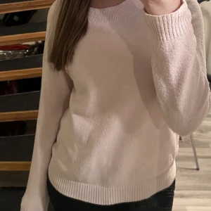 Ljusrosa stickad tröja.   - Ljusrosa stickad tröja i stl L.  Super fin och skön, lite nopprig, annars bra skick.  Ordinarie pris: 299kr  Nypris 120kr  Frakt ingår ej 