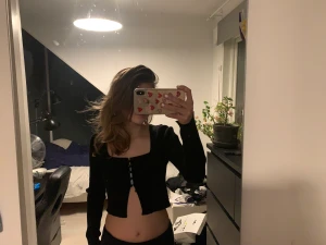 Kofta/tröja - En svart,tajt,tjockare,räfflad tröja använd  Max 3 gånger,saknas en knapp längst ner men går lätta att sätta dit😄säljer för den e lite stor för mig💓 