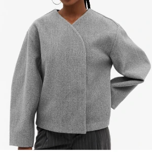 Grå kort kappa  - Kappa från monki som är som ny. Jättefin men kommer inte till användning 💕