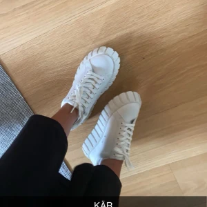 Eytys - Säljer mina vita as snygga eytys i storlek 38. De är inte används så många gånger då dom är försmå för mig så får skoskav. De är i fint skick, skriv för fler bilder💕💕💕