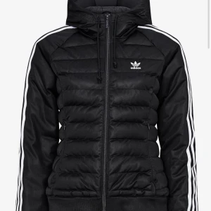 Vinterjacka adidas - Hållit mig varm en vinter! ❄️dessvärre är den för liten nu. Fin till Stockholmstilen 🥰 Strl.S 