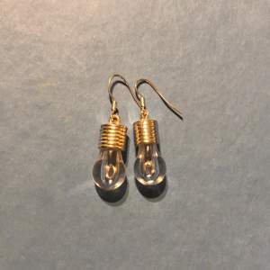 Super söta, roliga  och unika örhängen i form av små glödlampor, har inte använts på flera år och tillkommer med nya ploppar ( bild 3)! (: 💕