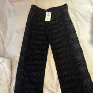 Svarta midwaist byxor från Zara. Mjukt material med mönster. Storlek L. Etiketten är kvar. Ordinarie pris är 699kr, säljer för 250kr. 