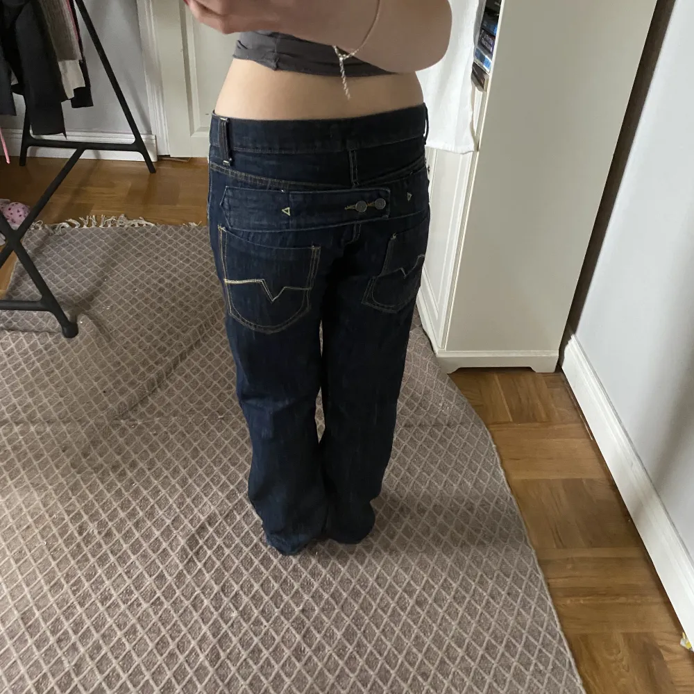 Mörkblåa jeans från Rabiez. Köpte i nyskick, har använts mycket men de syns bara där nere. Säljer då jag har tröttnat på dom🙃 Cool och unik baksida, mid/low waist och straight leg! Midjemått rakt över: 42cm❤️säkert coola baggy om man är mindre!. Jeans & Byxor.