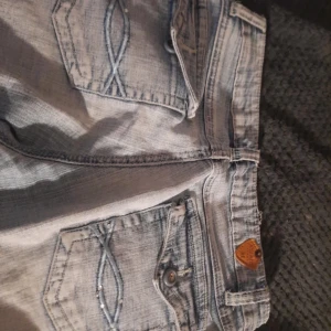 Lågmidjade jeans - Säljer dessa snygga och unika lågmidjade jeans med coola detaljer på fickorna. De är från Miss Maia storlek 36