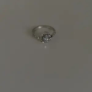 En jätte fin silverring med glittriga stenar, inga skador eller liknande 💕(#23)