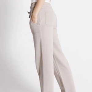 Lågmidjade mjukisbyxor - Lågmidjade mjukisbyxor från lager 157 som knappt är använda, superfint skick!🤍☺️