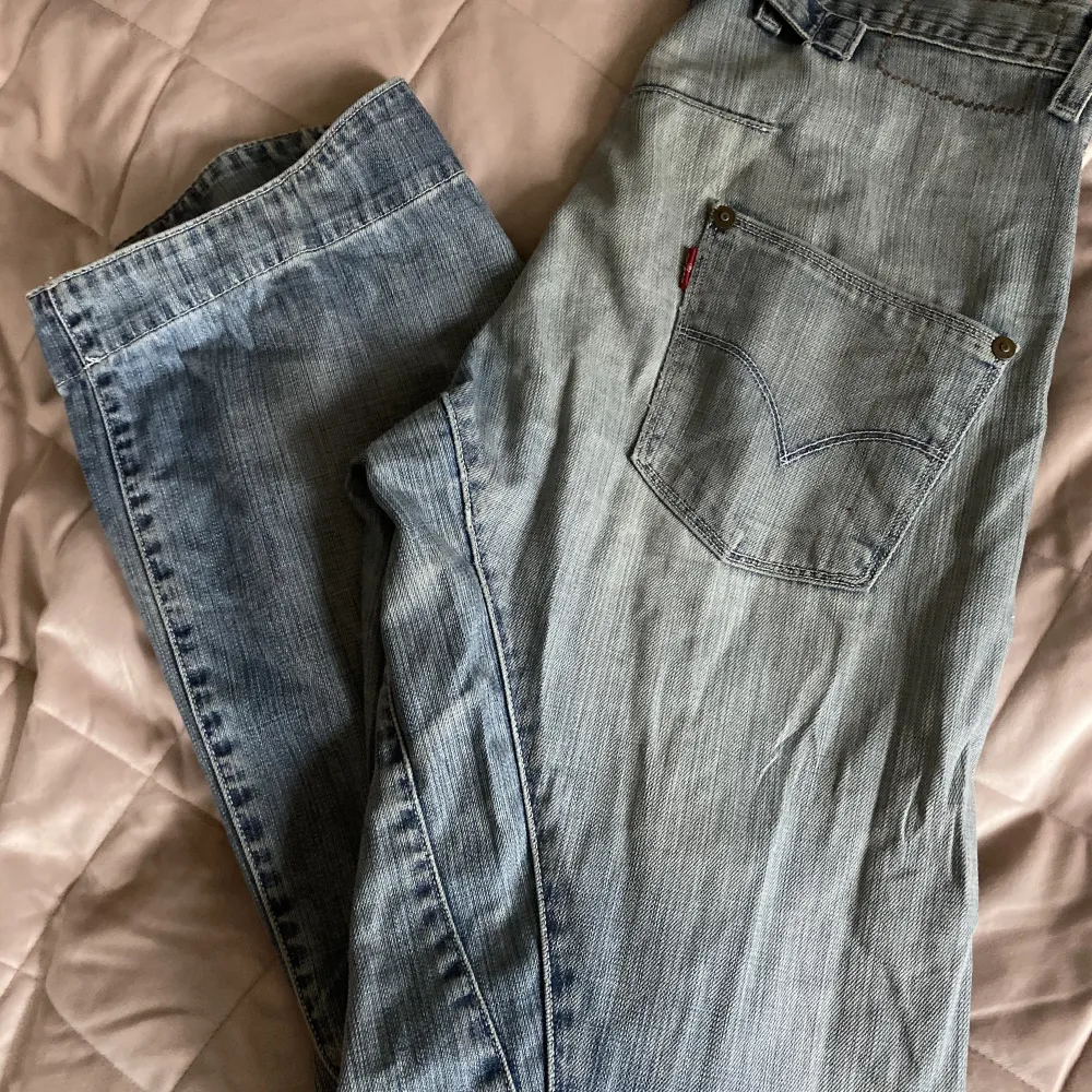 Fina jeans med bara en bakficka och många coola detaljer! De används inte så jag säljer dom! De ser slitna ut, oklart om de ska se ut så eller om de är slitna. Midjemått rakt över 40cm!❤️midwaist men man kan vika ner de om man vill ha de mer lowwaist🤩. Jeans & Byxor.