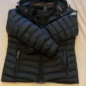 Vill någon köpa denna jacka, märke Winson Polo Club. Storlek M men passar bra för storlek S,M & L. Har använt ofta men köptes i början av November och är fortfarande bra skick. Orginalpris: 1 000kr