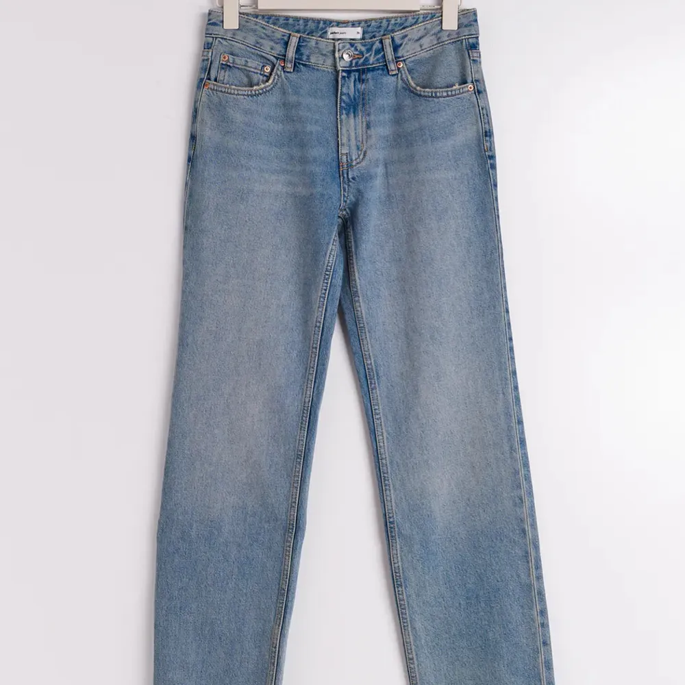 Low waist straight jeans från Gina. Använda endast en gång och säljer för att de inte passar mig. . Jeans & Byxor.