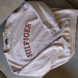Rosa Tommy Hilfiger tröja L - Superskön och i bra skick. Storlek L 