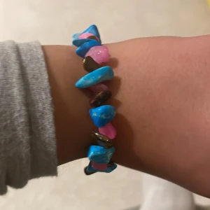 Kristall armband - Säljar kristall armband men tyvärr är inte dom blå stenarna äkta kristall men dom andra är det ej andvänd bra sick