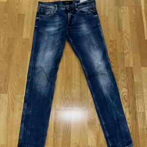 REPLAY anbass lågmidja  - REPLAY jeans smala strl 32/34  Inte använda sick 10/10  Ny pris 1799kr Pris kan såklart diskuteras 