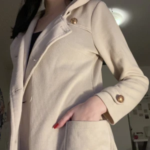 Höstjacka beige från Chiara forthi - Jättefin och i bra skick! Med guldknapp högst upp samt på ärmarna 