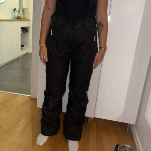 Skidbyxor unisex - Säljer ett par varma överdragsbyxor i storlek 40 i märket Everest, knappt använda i bra skick. Hängslen går att ta av men medföljer.  Pris går att diskutera:)