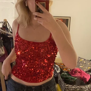 Glittrigt linne🙌✨ - Fint skick! Står att den är M-L men skulle nog säga att den passar mer S-M!🥰🙌💓💓