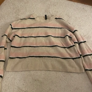 Stickad tröja  - Använder inte längre därför säljer jag den. Bra skick. 