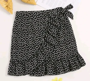 Kjol - Strl: L/40 Använd ca 1-2gånger, säljer pga fel storlek. Bra skick💕