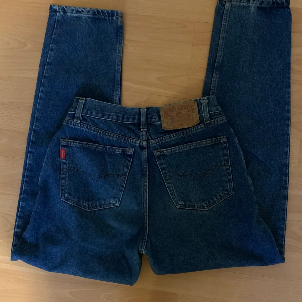 Ett par vintage jättesnygga Henry Choice jeans. Jag skulle säga att de har straight fit och är midwaist. De är också i fint skick💕. Jeans & Byxor.