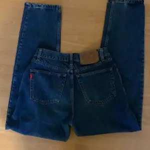 Ett par vintage jättesnygga Henry Choice jeans. Jag skulle säga att de har straight fit och är midwaist. De är också i fint skick💕