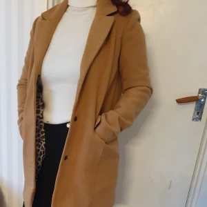 Brun höst/vår kappa - Kamel brun höst / vår kappa strl xs.