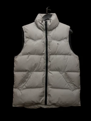 Dunväst - Dunväst från Boomerang. Unisex. Den är supervarm och passar till både vinter/höst/vår. Storlek L, men funkar bra på mig som är XS/S, den sitter snyggt oversized. Bra skick förutom en fläck på baksidan (bild 2). Ska försöka få bort i fläcken i tvätten❤️