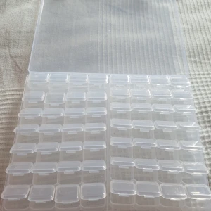 Förvarings box till smycken elr annat - Fungerar utmärkt som smyckes förvaring eller annat har 56 små lådor och en stor 