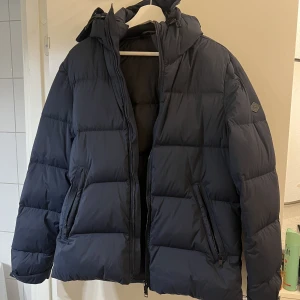 J.Lindeberg dunjacka i toppskick - Dunjacka från J.Lindeberg i strl.M, sparsamt använd utan några defekter. Inköpt på Boozt,(nypris 4000kr). Skicka ett meddelade om det uppstår någon fråga eller fundering :)