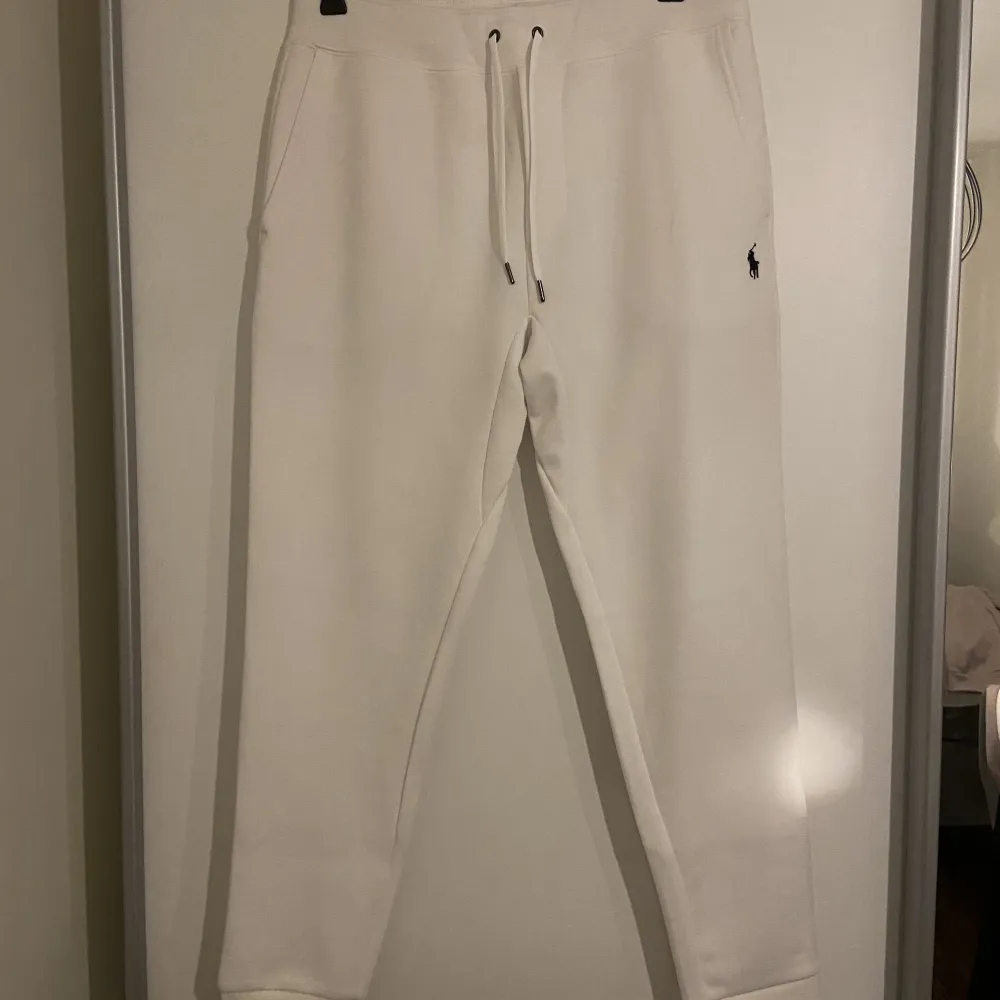 Stilrena vita mjukisbyxor från ralph lauren, använda en gång, vilket man inte kan se, storlek S, köpta för 1100kr, pris går att diskutera . Jeans & Byxor.